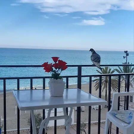 Center Beachfront Yate 푸엔히롤라